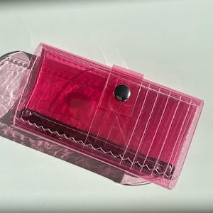 Carteira rosa Berry feita de vinil transparente - tendência Y2K, fácil de higienizar, romântica, estilo princesa de pilates, estilo candycore feminino