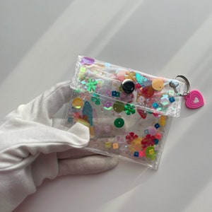 Cartera pequeña de vinilo con purpurina, flores iridiscentes y dije de corazón. ¡Perfecta para festivales y viajes! ¡Ideal para rave, regalo para adolescentes!