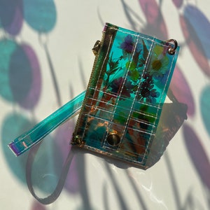 Cartera psicodélica steampunk, accesorios de concierto, flores y calaveras, metálica, holográfica, bolso de muñeca, cartera de viaje, vegana, premium, hecha a mano