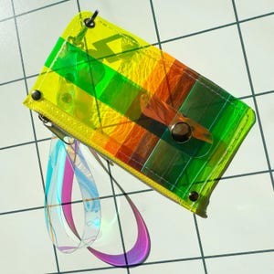 Carteira de vinil neon feita à mão - zíper arco-íris, bolsa de pulso holográfica - porta-cartões durável - traje de festival - cores brilhantes - luz negra