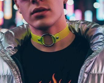 Collier ras-de-cou transparent en vinyle avec boucle et anneau en O réactif aux UV, style rave, cyber gothique et techno années 90. Bijou tendance.