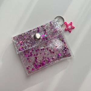 Elegante cartera pequeña de vinilo con detalles en rosa intenso y dije de estrella. ¡Perfecta para festivales y viajes! Barbiecore, ¡un regalo para adolescentes!