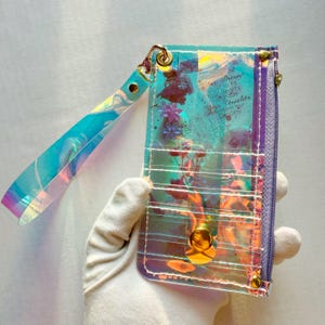Carteira transparente holográfica com flores secas, citação motivacional, zíper lilás, ferragens douradas, bolsa de pulso destacável, bolsa vegana exclusiva!