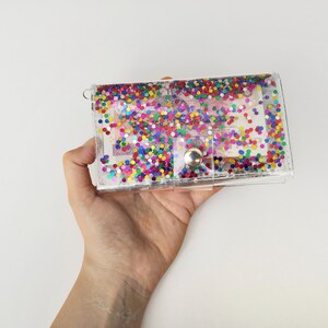 Cartera mediana con purpurina, arcoíris del orgullo, monedero de vinilo, regalo nostálgico, accesorios rave, monedas y tarjetas, cartera rommy, juguetes de los 90, hecha a mano con brillo imagen 5