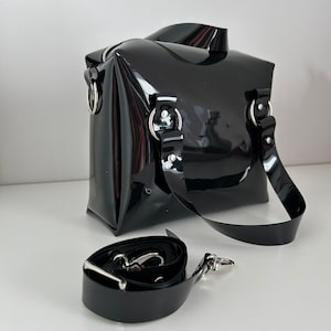 Elegante bolso bandolera rectangular con cremallera arcoíris: perfecto para el día a día. Bolso de concierto. Estilo urbano.