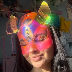 Maschera reattiva ai raggi UV CyberCat: vinile rosa, orecchie di gatto olografiche, cosplay rave