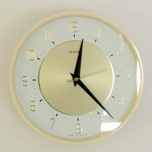 Reloj antiguo, Metamec, de pared, blanco y dorado, década de 1960, funciona con pilas.
