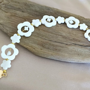 Geschnitzte Blume Schale Perlenarmband, weiße Schale Perlen, Beachy Armband, sommerliche Armband, Muschelarmband Frau
