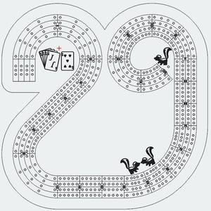 Può includere: Un tabellone di cribbage a forma di numero 29, con illustrazioni di carte da gioco e puzzole. Il tabellone ha numerosi fori per l'inserimento dei pioli ed è progettato per il gioco di carte cribbage.