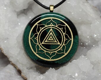 Orgonite Pendant Trinity Heavenly Trinity Amulet Ritual Orgone Tourmaline Malachite Edelshungite Kyanite Selenite Gold ∅4 cm