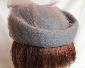 40’s 50’s grey & soft pink felted hat~ mesh netting~ pinup rockabilly style~ sharp modern 1940’s pastel Smokey pink veil bow