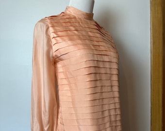 Vintage 100% zijden blouse perzik-roze/koraal geplooide blouse lange mouwen tijdloze jaren 40, 50, 60 stijl / maat klein