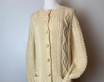 60’s Women’s cable knit Cardigan sweater with pockets~ Larger size 100% wool woven warm cozy sweaters natural tone size LG/tall