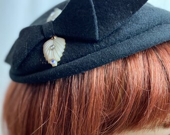 Vintage svartvit filthatt i ullfascinatorstil, slouch pillerbox, dam, pinup rockabilly, hatt