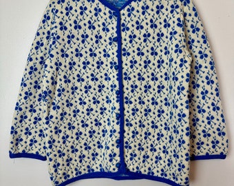 60’s mod 100% wool knit cardigan sweater~ cropped boxy cut~ bright blue pattern~ 1960’s knitted floral print~ size Medium