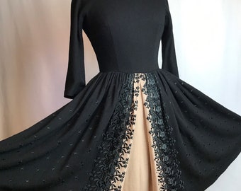 50’s dress~ black & cream knit~ lace fit n flare~ snug bombshell~ sexy sweet~ Audrey Hepburn style~ size 27” waist