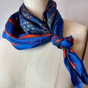 Foulard coloré et soyeux vintage des années 70 ~ foulard pour femme foulard roulé à la main rétro marque Echo