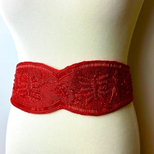 VTg Roter Perlengürtel im Cincher-Stil ~ Urlaubsstimmung ~ Elegante Gürtel ~ Glasperlen funkeln Schmetterlinge oder Blumen ~ 1970er Jahre Boho / 28 &quot;-30&quot; Taille