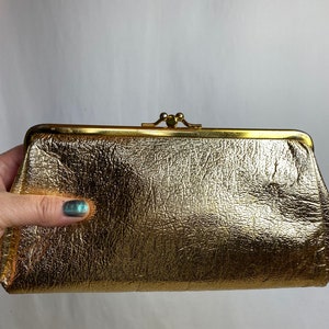 60er glänzende goldene Clutch Handtasche ~ Schultertasche Retro Glam Leder 1960er Jahre