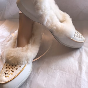Vintage White & shiny gold woven slipper-shoe moccasins stylish retro~ white fur trim~ soft cozy loafer~ 40s 50s style size 61/2