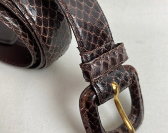 Cinturón de cuero marrón de los años 90 ~ en relieve ~ cinturones de piel de serpiente Cinturones delgados de mujer con estilo boho vintage Tamaño de los años 90 Cintura grande de 29 "-33"