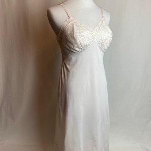 60’s Pale pink slip fitted lace lacy fitted slip flesh tone Vanity fair sweet feminine slip dress size 32 XSM