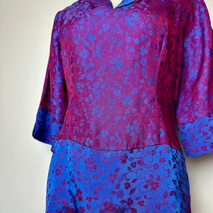 Wunderschöne Bluse aus reiner Seide mit schillerndem Kontrast in Fuchsia und Blau, zweifarbig, asiatisches Top mit Blumenmuster, Größe M Bild 3