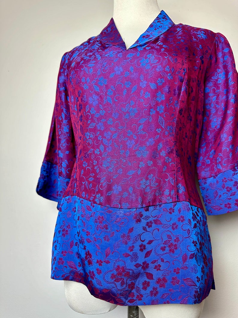 Wunderschöne Bluse aus reiner Seide mit schillerndem Kontrast in Fuchsia und Blau, zweifarbig, asiatisches Top mit Blumenmuster, Größe M Bild 3