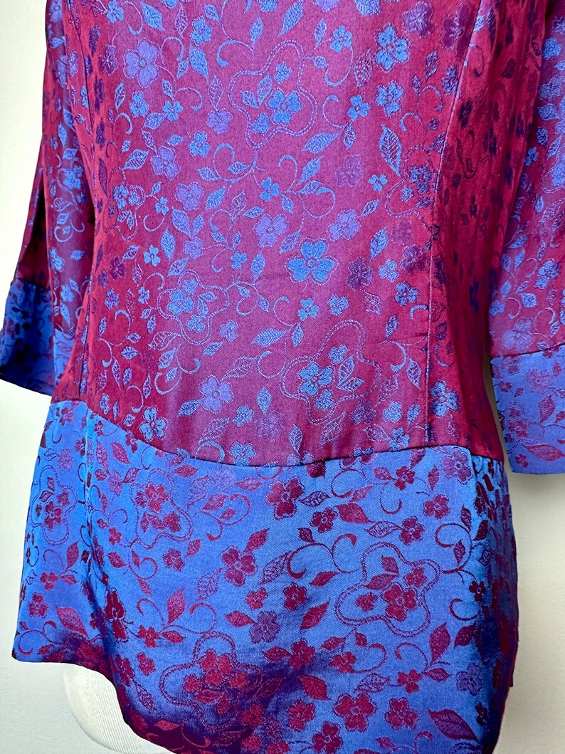 Wunderschöne Bluse aus reiner Seide mit schillerndem Kontrast in Fuchsia und Blau, zweifarbig, asiatisches Top mit Blumenmuster, Größe M Bild 7