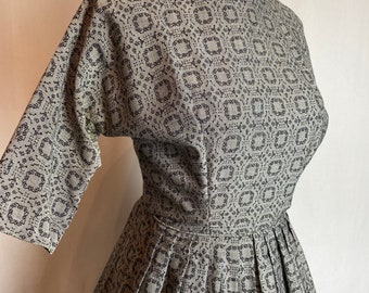 Robe années 50 années 60 en coton, plissée évasée LANZ Cottage Core Prim et bonne robe gris prairie avec bordure noire/taille X Petit L 26 po.