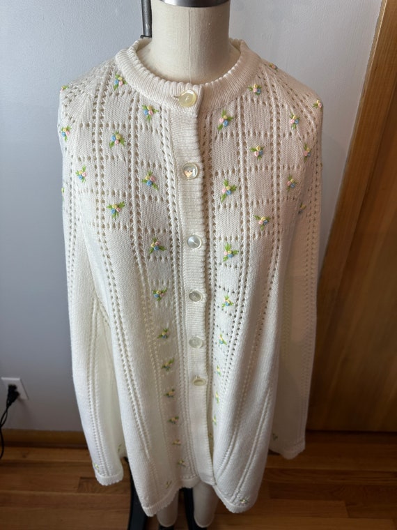 60’s Boho hippie White shawl Poncho~ buttons fron… - image 8