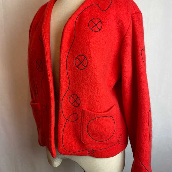 Veste cardigan style blazer en laine douce et duveteuse des années 90 ~ rouge corail avec motif tourbillonnant en forme de coeur noir ~ taille carrée minimaliste ouverte sur le devant