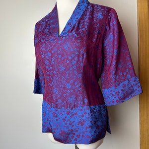 Wunderschöne Bluse aus reiner Seide mit schillerndem Kontrast in Fuchsia und Blau, zweifarbig, asiatisches Top mit Blumenmuster, Größe M Bild 1