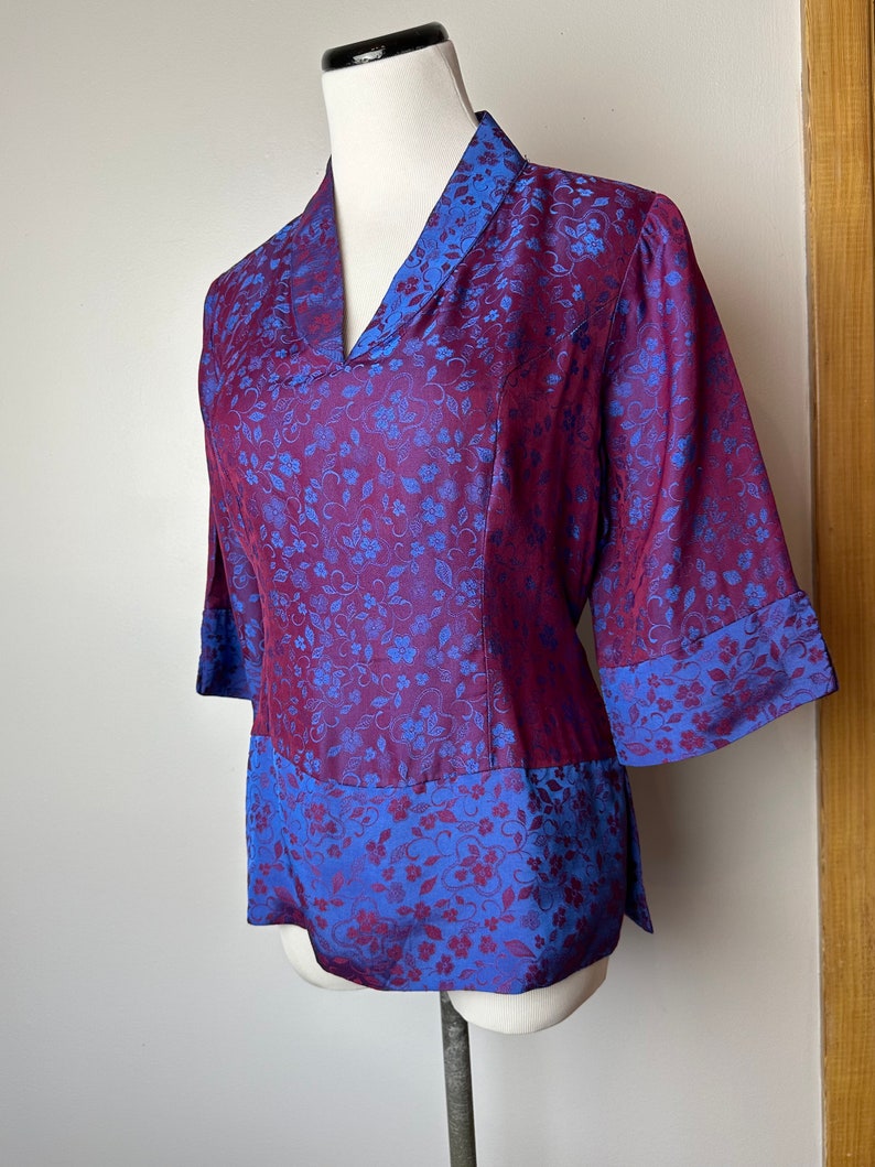 Wunderschöne Bluse aus reiner Seide mit schillerndem Kontrast in Fuchsia und Blau, zweifarbig, asiatisches Top mit Blumenmuster, Größe M Bild 1