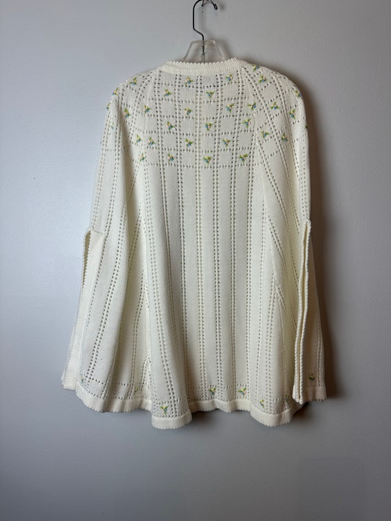 60’s Boho hippie White shawl Poncho~ buttons fron… - image 4