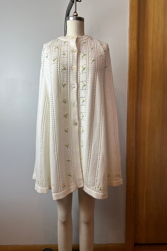 60’s Boho hippie White shawl Poncho~ buttons fron… - image 2