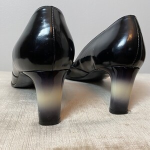 Tacones Armani Vtg Y2K zapatos de moda de charol negro con tacones gruesos de plástico blanco lechoso de 2 tonos anchos / talla 9 imagen 7