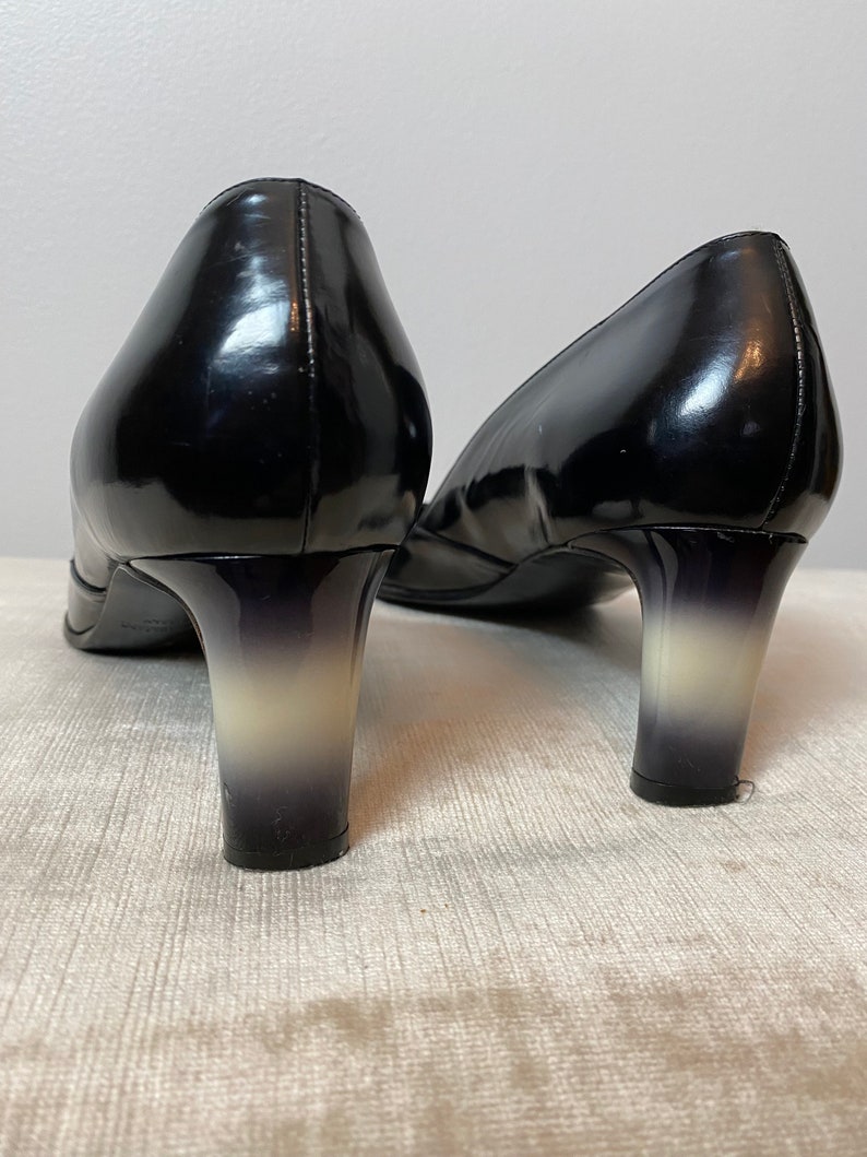 Tacones Armani Vtg Y2K zapatos de moda de charol negro con tacones gruesos de plástico blanco lechoso de 2 tonos anchos / talla 9 imagen 7