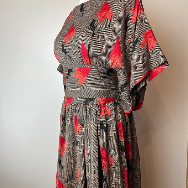 70’s 100% silk dress~ feminine fit n flare flutter sleeve~ Asian kimono inspired cut red & black buttons up back~ size SM