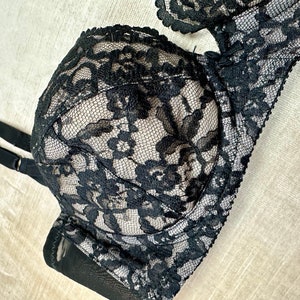Vintage lace bra 1960s black & nude padded lacy bra sexy french cut style plunge pin up / size 34 B image 10