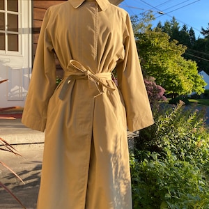 70s trench coat~ fabulous ~cinched belted waist~ 1970’s stylish timeless overcoat ~ tan beige outerwear all seasons jacket size M/L 6-8