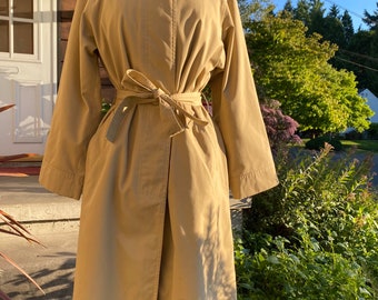 70s trench coat~ fabulous ~cinched belted waist~ 1970’s stylish timeless overcoat ~ tan beige outerwear all seasons jacket size M/L 6-8