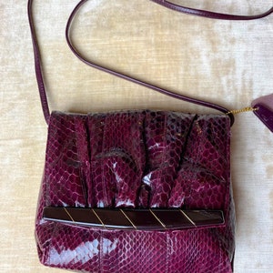 Puffy Schlangenleder Geldbörse X langer Riemen Glänzende dunkle Pflaume Farbe Kleine kompakte / Schulterriemen Handtasche Abendtasche Clutch 1970er 80er Jahre Stil