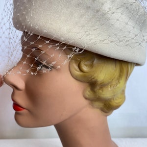 50s-60s vintage white veiled hat netted felt hats retro wedding ivory & off white dressy modern fancy pillbox style image 6