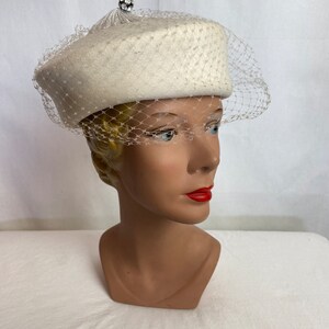 50s-60s vintage white veiled hat netted felt hats retro wedding ivory & off white dressy modern fancy pillbox style image 3