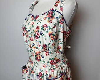 40’s 50’s floral Sundress ~ buttons back tied waist front patch pockets~ wide straps 100% cotton Summer dress~ fitted waist /LG  Volup