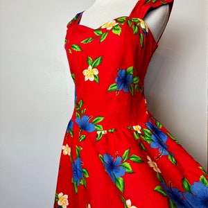 robe hawaïenne vintage des années 80 décolleté en coeur coupe & flare robe d'été rouge floral tropical vif/taille Med-LG image 3
