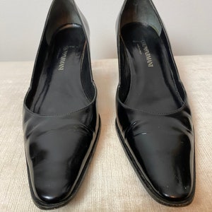 Tacones Armani Vtg Y2K zapatos de moda de charol negro con tacones gruesos de plástico blanco lechoso de 2 tonos anchos / talla 9 imagen 4
