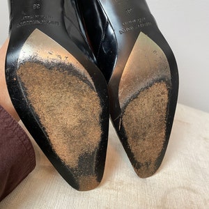 Tacones Armani Vtg Y2K zapatos de moda de charol negro con tacones gruesos de plástico blanco lechoso de 2 tonos anchos / talla 9 imagen 8