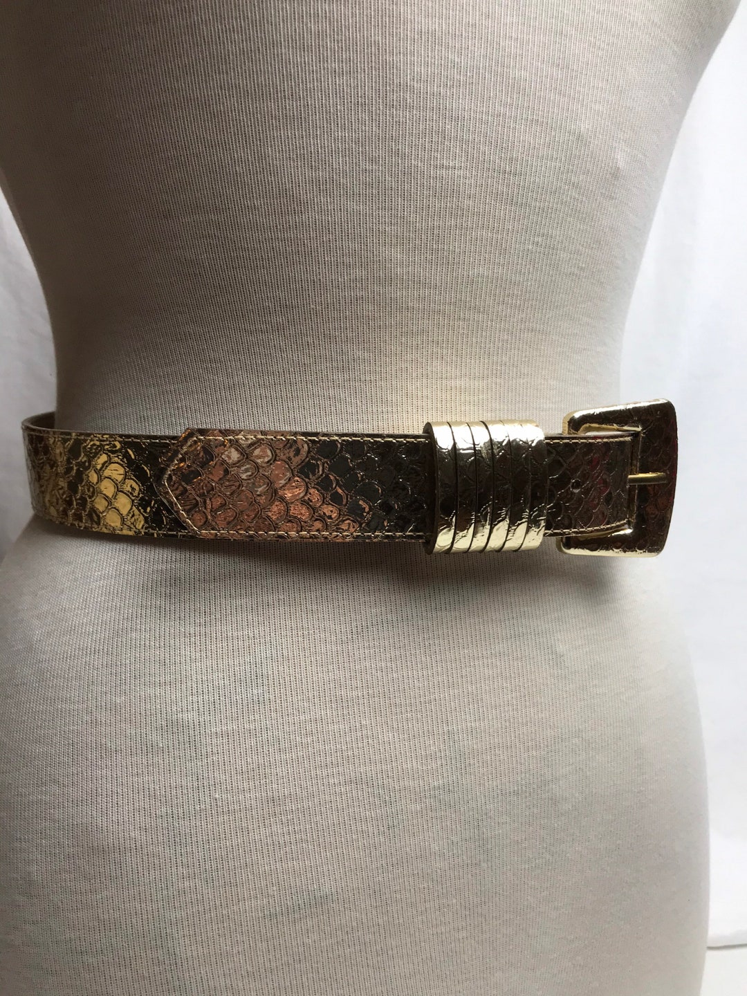 Vintage 80s Womens Large Genuine Snake Skin Skinny Belt Gold Hardware Buckle 10_1e90929a-e175-405c-9569-  main image 4